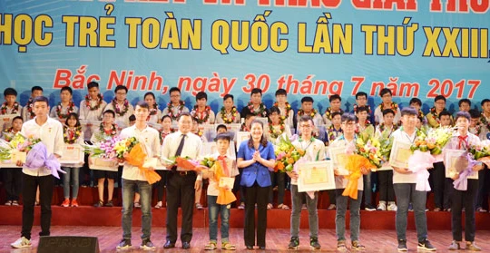 Ông Nguyễn Anh Tuấn, Bí thư Trung ương Đoàn THCS HCM và bà Nguyễn Thị Hà, Phó Bí thư Tỉnh ủy Bắc Ninh trao giải Nhất cho các thí sinh ở các Bảng của hội thi Tin học trẻ toàn quốc Ảnh: Bacninh.gov.vn