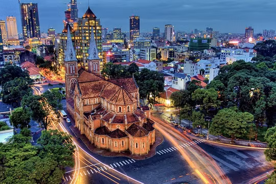 Khu vực Nhà thờ Đức Bà ở Quận 1, TP HCM về đêm (ảnh minh hoạ)