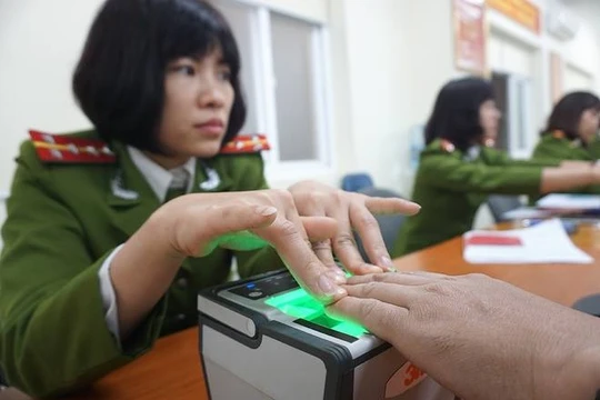 Lấy dấu vân tay là một trong những thủ tục quan trọng khi làm thẻ căn cước công dân - ảnh minh hoạ.