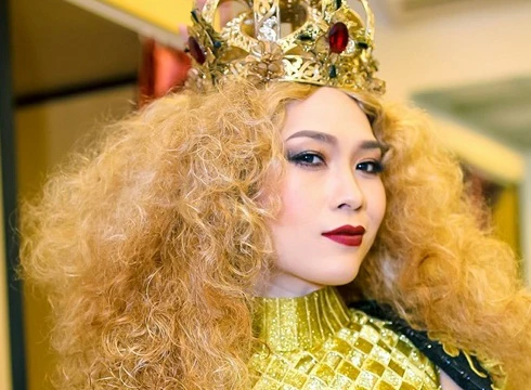 Tối ngày 22/2, Mỹ Tâm cho ra mắt MV “Em thì không” với phần hình ảnh được giữ nguyên còn phần lời được viết bởi nhạc sĩ Châu Đăng Khoa.