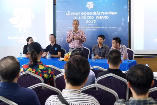 Ban tổ chức và nhà tài trợ trong lễ phát động giải thưởng Bluebird Award 2017