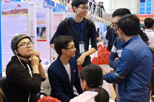 Thử nghiệm trên 'Xe lăn điều khiển bằng nhận dạng cử chỉ của đầu' tại cuộc thi khoa học kỹ thuật Quốc gia 2017. (Nguồn: baobacninh.com.vn)