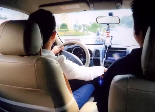 Theo quy định pháp luật về thương mại điện tử, ứng dụng Uber có tính năng hoạt động tương tự “ứng dụng sàn giao dịch thương mại điện tử” - ảnh minh họa