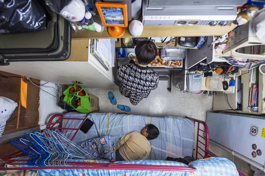 Tại Hongkong, để thuê căn hộ vỏn vẹn 5,5 m2 cho mình và con trai, bà mẹ này đã phải chi tới 487 USD/tháng.