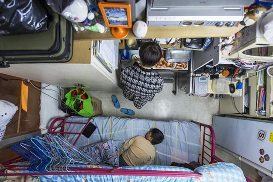 Tại Hongkong, để thuê căn hộ vỏn vẹn 5,5 m2 cho mình và con trai, bà mẹ này đã phải chi tới 487 USD/tháng.
