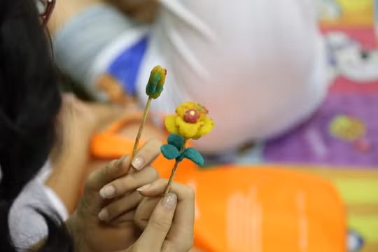 Ngày đầu tiên của trại hè, các em đã được làm quen với nhau qua nhiều trò chơi. Đồng thời, tự tay làm các món đồ chơi dân gian. Ảnh: Ngọc Mai