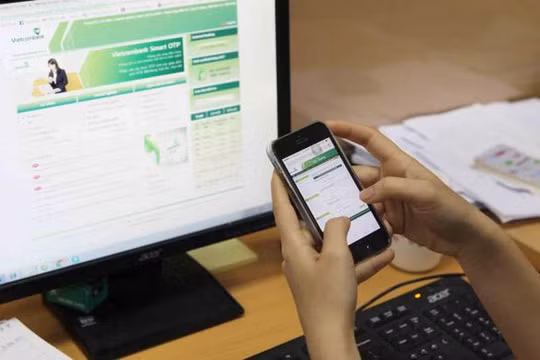 Trung úy Alexander Prokhorenko và người vợ Ekaterina. Ảnh: East2westNews