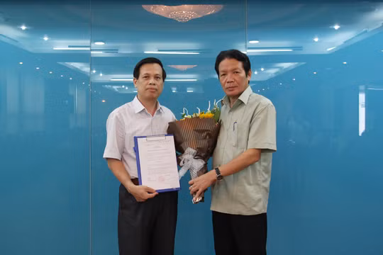 Thứ trưởng Hoàng Vĩnh Bảo trao Quyết định và tặng hoa chúc mừng tân Cục trưởng Cục Thông tin cơ sở Nguyễn Văn Tạo