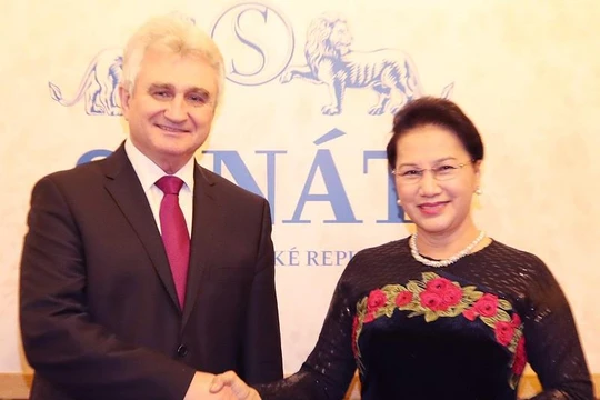 Chủ tịch Thượng viện Cộng hòa Séc Milan Stech đón Chủ tịch Quốc hội Nguyễn Thị Kim Ngân. Ảnh: quochoi.vn
