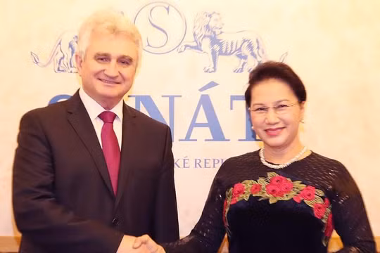 Chủ tịch Thượng viện Cộng hòa Séc Milan Stech đón Chủ tịch Quốc hội Nguyễn Thị Kim Ngân. Ảnh: quochoi.vn