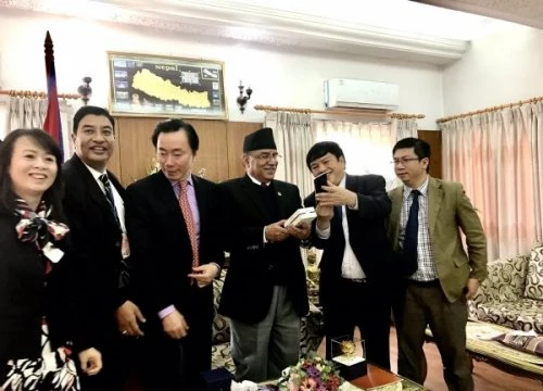 Phó Tổng Giám đốc VNPT Ngô Hùng Tín (thứ hai phải sang) đang giới thiệu sản phẩm Smartphone Vivas Lotus mới S3 LTE do VNPT sản xuất với Thủ tướng Nepal Pushpa Kamal Dahal.