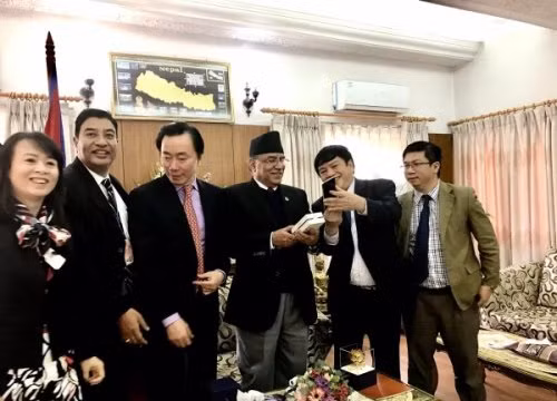 Phó Tổng Giám đốc VNPT Ngô Hùng Tín (thứ hai phải sang) đang giới thiệu sản phẩm Smartphone Vivas Lotus mới S3 LTE do VNPT sản xuất với Thủ tướng Nepal Pushpa Kamal Dahal.