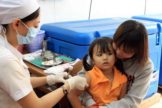 Theo ước tính, chỉ riêng tại Hà Nội, việc áp dụng hệ thống quản lý thông tin tiêm chủng quốc gia đã giúp Hà Nội tiết kiệm được hơn 13.000 ngày công và hơn 2 tỷ đồng/năm.