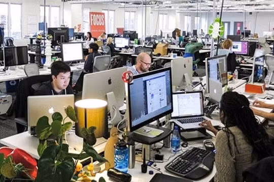 Theo một báo cáo gần đây, có tới 54% nhà tuyển dụng sẵn sàng trả mức lương cao hơn dành cho những ứng viên có các chứng chỉ liên quan đến CNTT. Ảnh minh hoạ: Bloomberg.