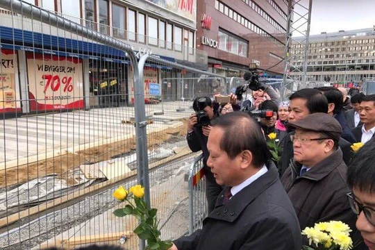 Bộ trưởng Trương Minh Tuấn đặt hoa tưởng niệm các nạn nhân tại phố Drottninggatan