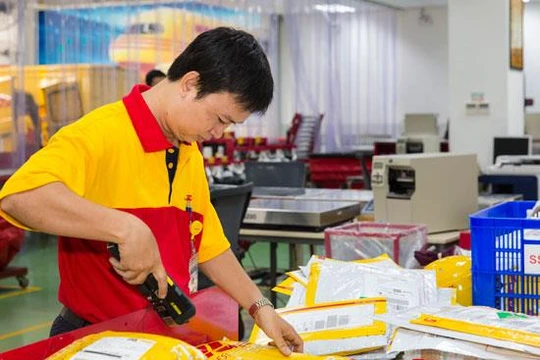 DHL Express cho biết, dịch vụ mới "Chuyển hàng theo yêu cầu" của hãng đặc biệt phù hợp với các yêu cầu giao hàng trong khối thương mại điện tử quốc tế với phần lớn các lô hàng được gửi đến địa chỉ nhà ở và khách hàng rất chú trọng đến sự vận chuyển linh 