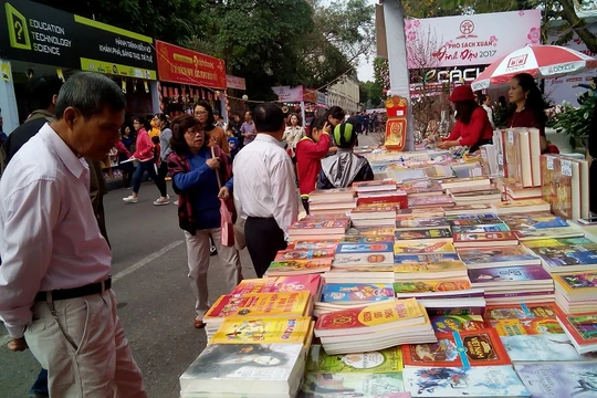 Toàn bộ tiền bán báo Tết sẽ được chuyển thành sách tặng cho các trường học, bưu điện văn hóa các xã miền múi, các xã đặc biệt khó khăn