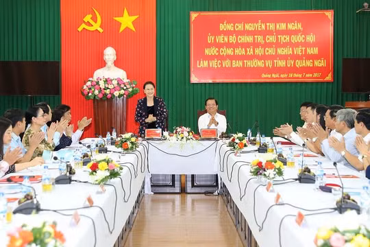 Chủ tịch Quốc hội Nguyễn Thị Kim Ngân làm việc với Ban Thường vụ Tỉnh ủy Quảng Ngãi. Ảnh: Trọng Đức