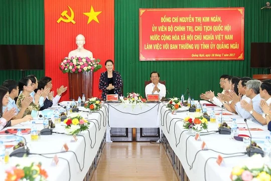 Chủ tịch Quốc hội Nguyễn Thị Kim Ngân làm việc với Ban Thường vụ Tỉnh ủy Quảng Ngãi. Ảnh: Trọng Đức