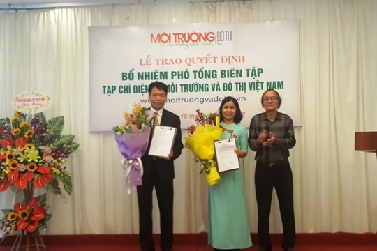 GS.TSKH Nguyễn Văn Liên (ngoài cùng bên phải), nguyên Thứ trưởng thường trực Bộ Xây dựng, Chủ tịch Hiệp hội Môi trường, Đô thị và Khu công nghiệp Việt Nam trao Quyết định bổ nhiệm Phó tổng biên tập Tạp chí Điện tử Môi trường và Đô thị Việt Nam cho Nhà văn