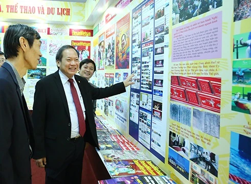 Bộ trưởng Bộ TT&TT Trương Minh Tuấn thăm quan các gian hàng tại Hội báo.