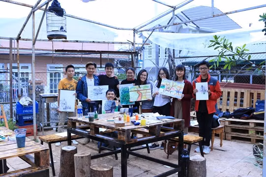 Nhóm sinh viên RMIT Việt Nam đã lên Đà Lạt để thực hiện video và tổ chức vẽ tranh tại một khách sạn.