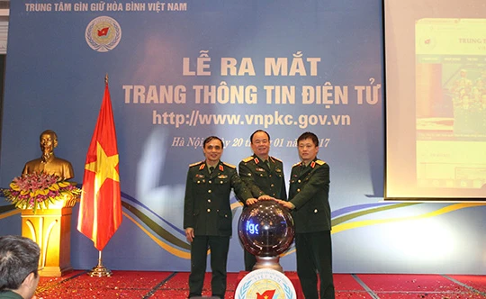 rung tâm Gìn giữ hòa bình Việt Nam tổ chức Lễ ra mắt Trang thông tin điện tử trên internet.