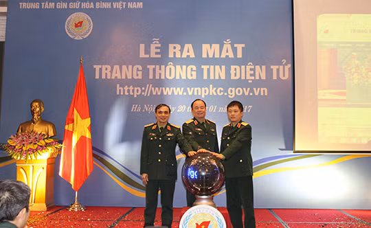 rung tâm Gìn giữ hòa bình Việt Nam tổ chức Lễ ra mắt Trang thông tin điện tử trên internet.