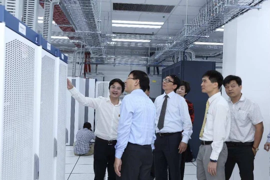 Đại diện Bộ Thông tin và Truyền thông tham quan Trung tâm Chuyển mạch và Dữ liệu Vietnamobile 