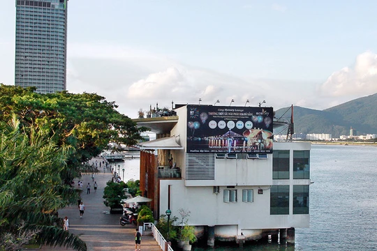 Cà phê Memory (số 7 Bạch Đằng) và khách sạn Novotel (phía sau, trước đây là số 36, 38 Bạch Đằng) được Công ty xây dựng 79 mua lại của TP Đà Nẵng không qua đấu giá - Ảnh: N.P.V.