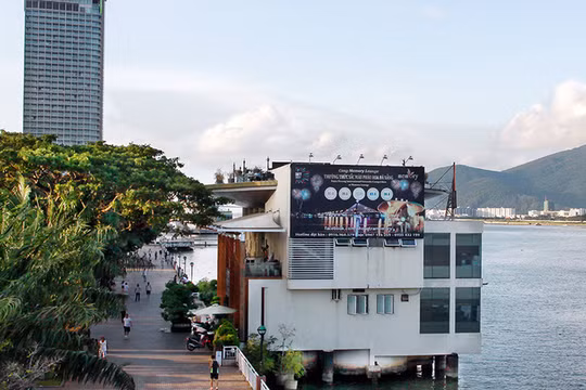 Cà phê Memory (số 7 Bạch Đằng) và khách sạn Novotel (phía sau, trước đây là số 36, 38 Bạch Đằng) được Công ty xây dựng 79 mua lại của TP Đà Nẵng không qua đấu giá - Ảnh: N.P.V.