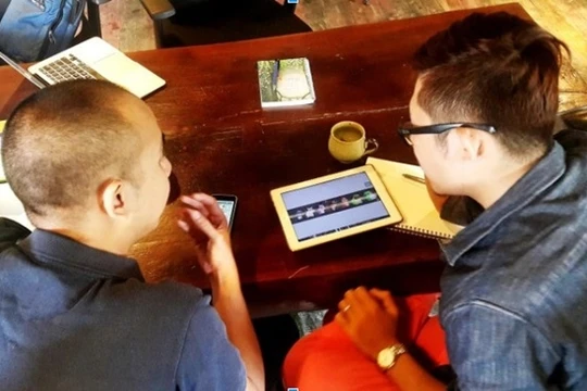 Huấn luyện viên Vũ Phan Trung - DOTGEARS trong buổi gặp đầu tiên với thí sinh Đào Văn Dũng - tác giả game BEARCATCHER. Ảnh: Bluebird Award 2016