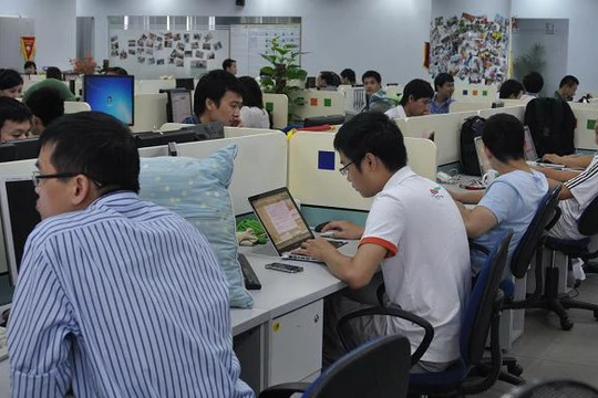 Có tới 73% vị trí đăng tuyển IT có mức lương khởi điểm trung bình từ 15.772.500 đồng để thu hút ứng viên.