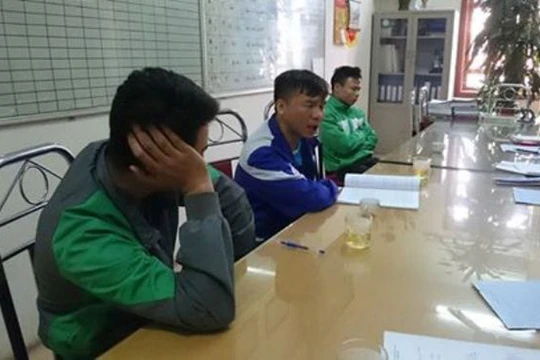 Các đối tượng "tiểu đường" tại cơ quan công an. Ảnh: Công an quận cung cấp.