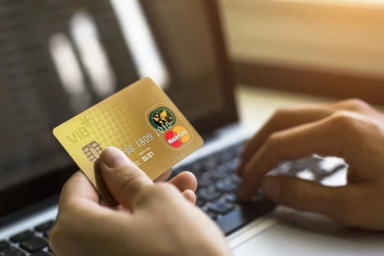 Hiện nay tội phạm mạng chuyển sang tấn công qua trung gian là người dùng các dịch vụ và nhân viên ngành ngân hàng-những đối tượng dễ dàng hơn. Ảnh: VIB