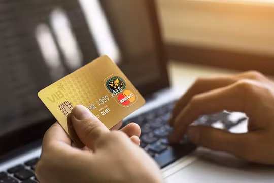 Hiện nay tội phạm mạng chuyển sang tấn công qua trung gian là người dùng các dịch vụ và nhân viên ngành ngân hàng-những đối tượng dễ dàng hơn. Ảnh: VIB