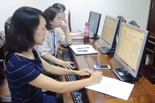 Cán bộ Cục Thuế kiểm tra hồ sơ hoàn thuế điện tử của các đơn vị trên hệ thống máy vi tính. Ảnh: Báo Tuyên Quang