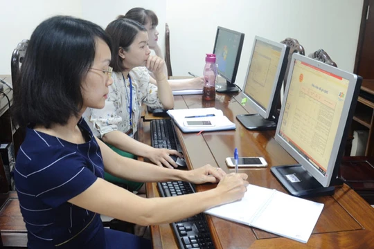 Cán bộ Cục Thuế kiểm tra hồ sơ hoàn thuế điện tử của các đơn vị trên hệ thống máy vi tính. Ảnh: Báo Tuyên Quang