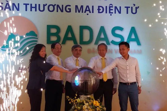 Thứ trưởng Bộ TT&TT Nguyễn Minh Hồng và đại diện lãnh đạo TCT Bưu điện VN, các đơn vị chức năng bấm nút khai trương Sàn giao dịch.