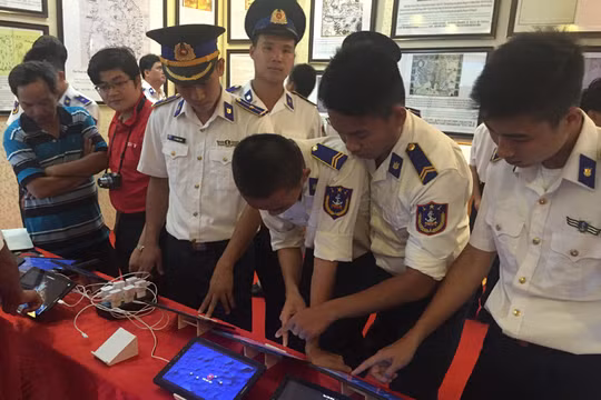 Đông đảo cán bộ, chiến sĩ Bộ Tư lệnh và các em học sinh trên huyện Phú Quốc (tỉnh Kiên Giang) tham quan triển lãm và trải nghiệm công nghệ Thực tại ảo 3D (VR3D)