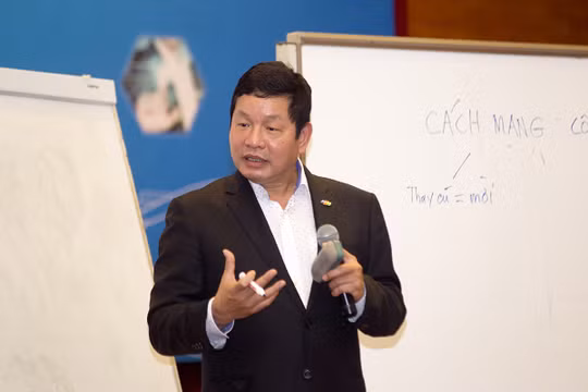 TS. Trương Gia Bình dự đoán, trong tương lai không xa, ngân hàng sẽ bị thay thế bởi các công ty kinh doanh dịch vụ tài chính dựa trên nền tảng công nghệ (hay còn gọi là các Fintech).