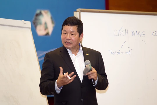 TS. Trương Gia Bình dự đoán, trong tương lai không xa, ngân hàng sẽ bị thay thế bởi các công ty kinh doanh dịch vụ tài chính dựa trên nền tảng công nghệ (hay còn gọi là các Fintech).