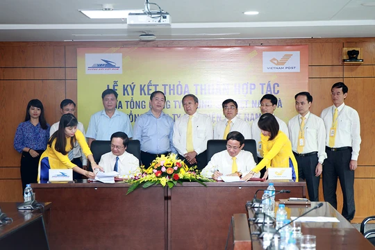 Theo nội dung ký kết, trong lĩnh vực vận tải VNPost ưu tiên sử dụng dịch vụ vận tải đường sắt của VNR trong vận chuyển các sản phẩm hàng hóa, bưu kiện… của mình. Ảnh: M.Đ