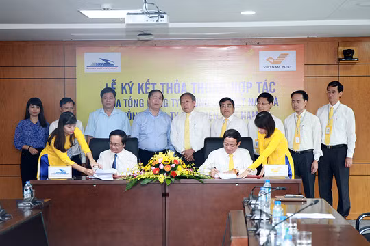 Theo nội dung ký kết, trong lĩnh vực vận tải VNPost ưu tiên sử dụng dịch vụ vận tải đường sắt của VNR trong vận chuyển các sản phẩm hàng hóa, bưu kiện… của mình. Ảnh: M.Đ