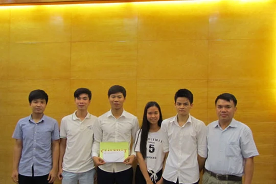 Nhóm sinh viên lớp D13ĐT3 của PTIT giành giải Nhất cuộc thi P-Startup 2017 với ý tưởng "Hộp thuốc thông minh".