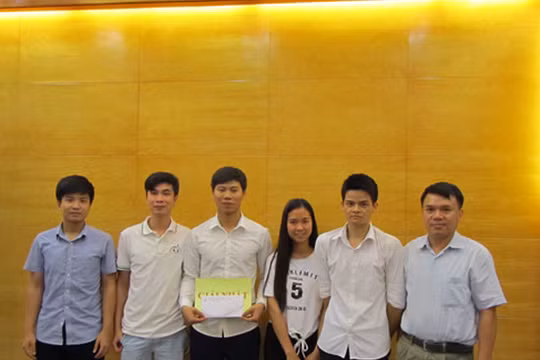 Nhóm sinh viên lớp D13ĐT3 của PTIT giành giải Nhất cuộc thi P-Startup 2017 với ý tưởng "Hộp thuốc thông minh".