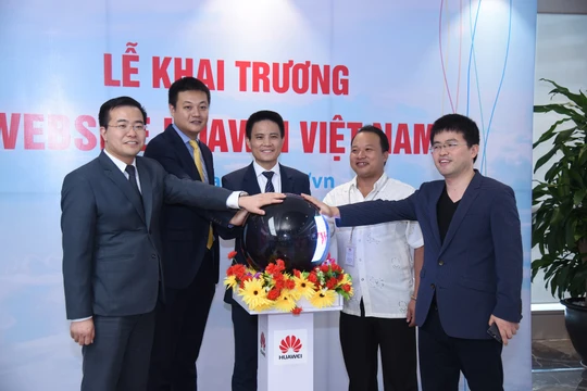 Website của công ty tại địa chỉ www.huawei.com/vn giới thiệu và cập nhật những thông tin mới nhất về các sự kiện công nghệ, hoạt động kinh doanh, hoạt động công ích xã hội của Huawei trên toàn cầu cũng như tại thị trường Việt Nam. Ảnh: Long Đặng