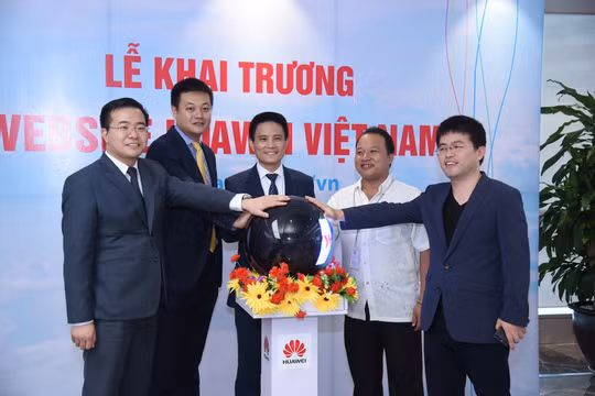 Website của công ty tại địa chỉ www.huawei.com/vn giới thiệu và cập nhật những thông tin mới nhất về các sự kiện công nghệ, hoạt động kinh doanh, hoạt động công ích xã hội của Huawei trên toàn cầu cũng như tại thị trường Việt Nam. Ảnh: Long Đặng