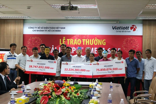 Trao giải cho 3 khách hàng trúng giải Jackpot tại các kỳ quay số mở thưởng số 76, 83 và 85