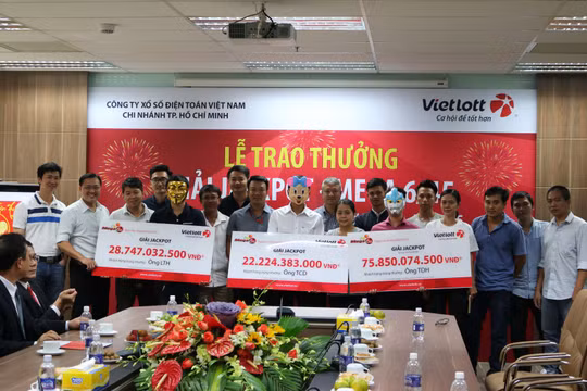 Trao giải cho 3 khách hàng trúng giải Jackpot tại các kỳ quay số mở thưởng số 76, 83 và 85